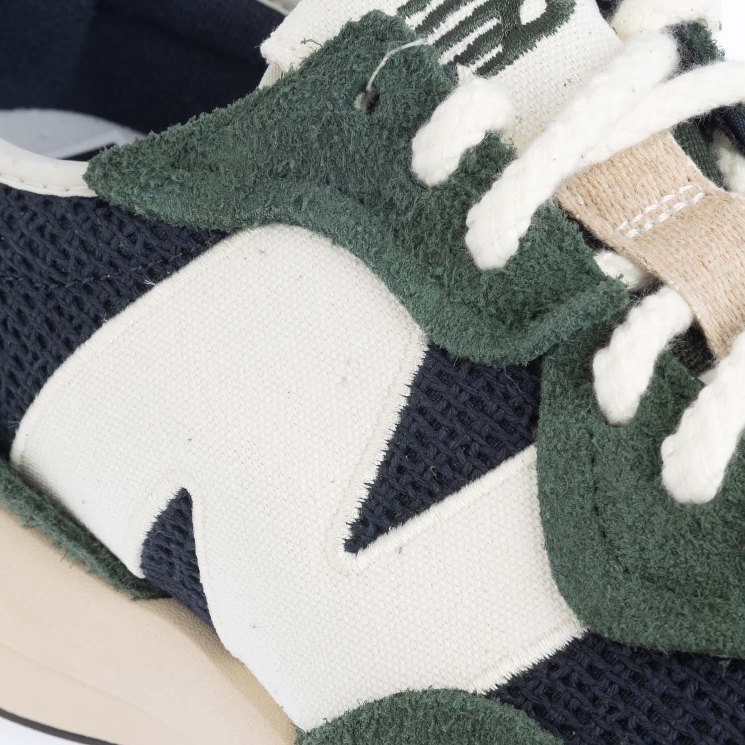 New Balance 327 Trainers